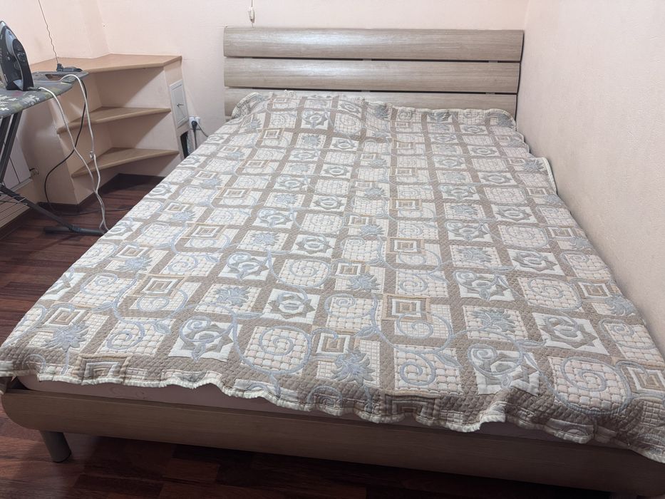 Кровать, комод, зеркало