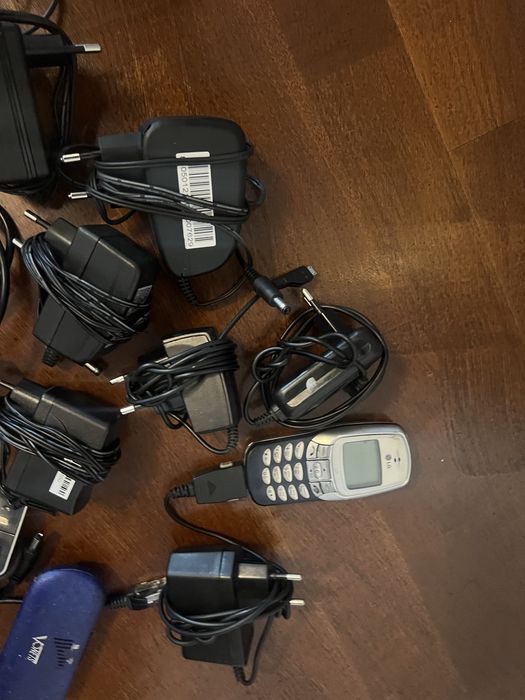 Lot diverse cabluri, încărcătoare telefoane,etc…