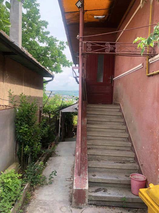 Casa de vanzare cu garaj