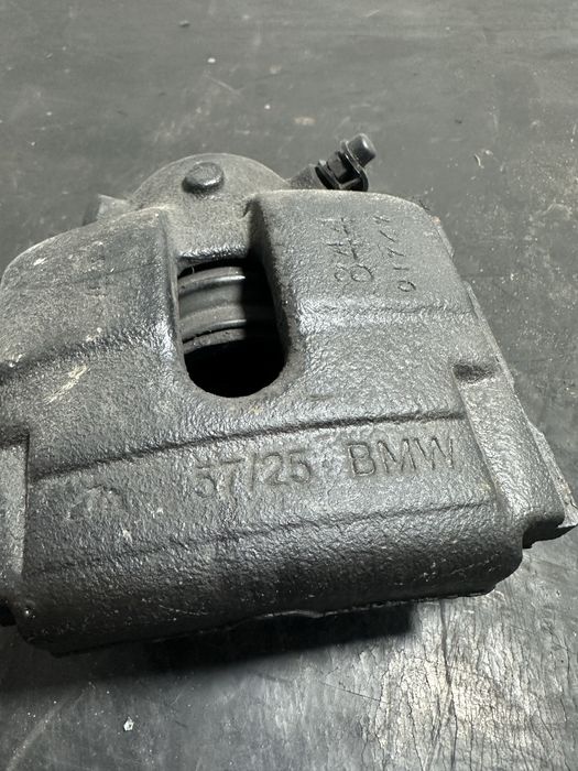 Etrier frana dreapta fata BMW X3 E83 2.0 diesel 150cp M47