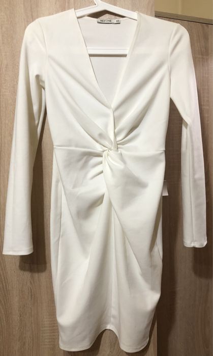Vand rochie alba elegantă pe corp