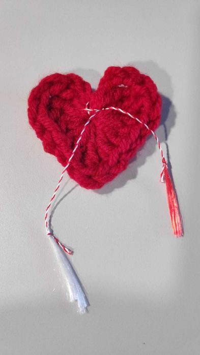 Inimă croșetată cu șnur de mărțișor – handmade realizate la comandă