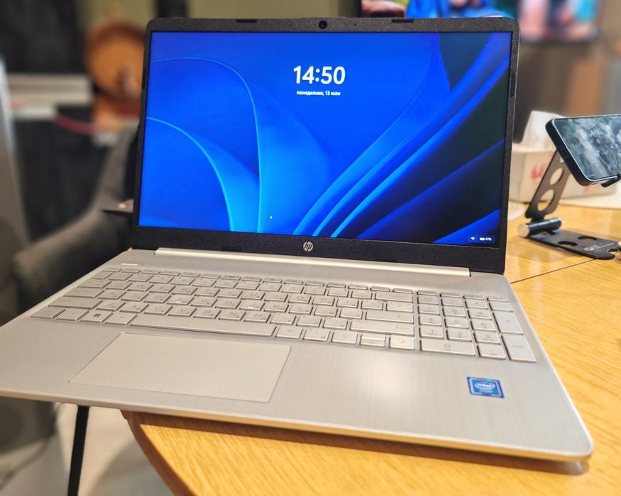 Лаптоп HP 15s (15.6") с Лицензиран Windows 11