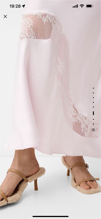 Нежна миди сатенирана рокля.