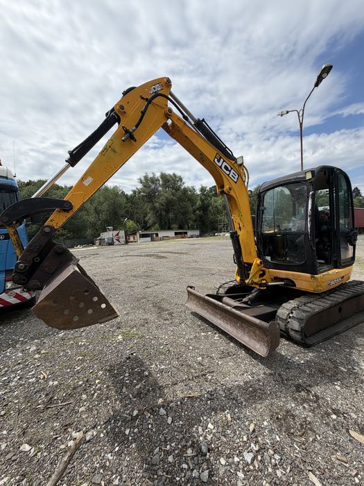 Inchiriem miniexcavator Jcb 8055 de 5.5 tone cu 3 cupe