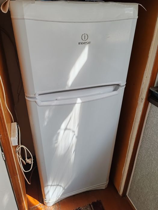 Рабочий холодильник indesit