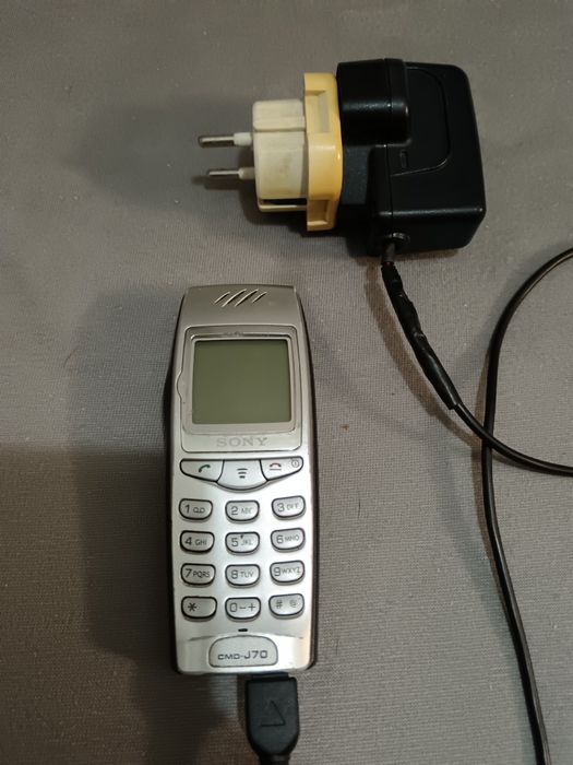 Продавам стари мобилни телефони