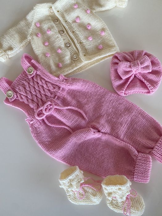 Продавам ръчно изплетени бебешки дрехи