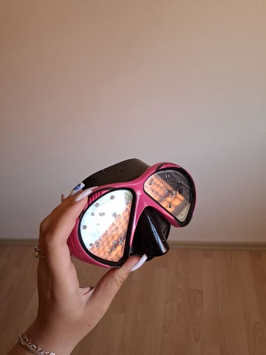 Надуваема жилетка и очила за под вода.