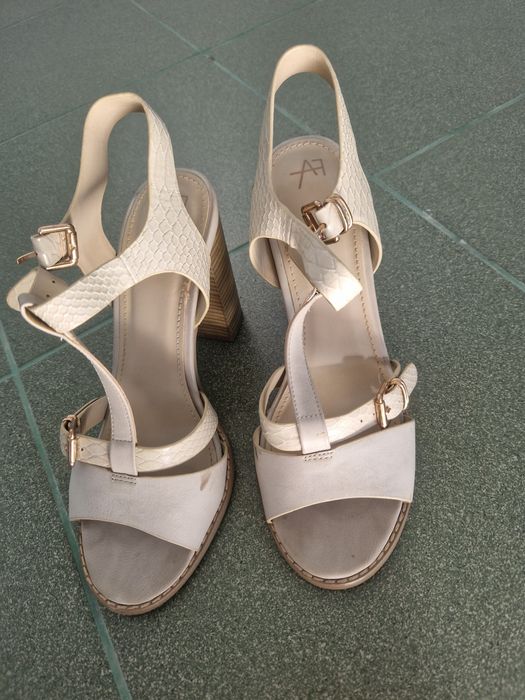 Дамски сандали в бежав цвят