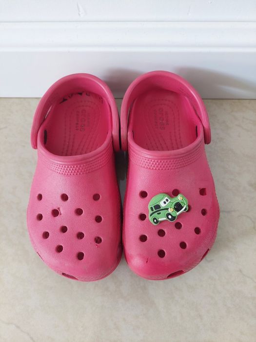Vând o pereche de papuci Crocs C9