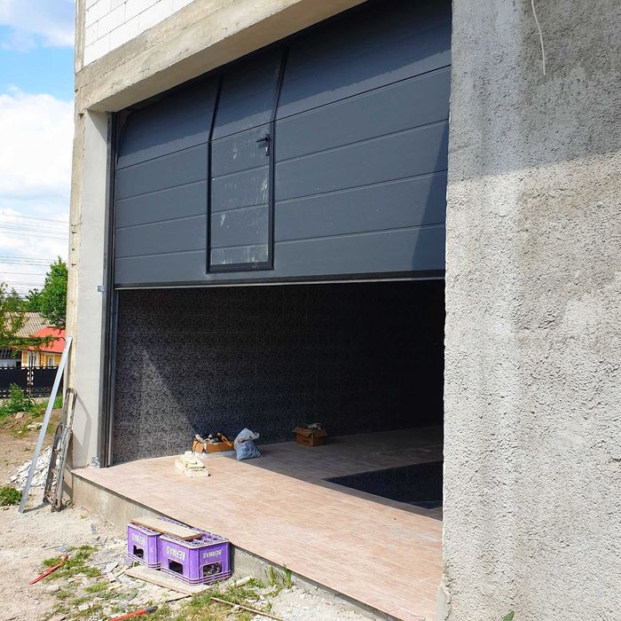 Vindem și montăm uși industriale