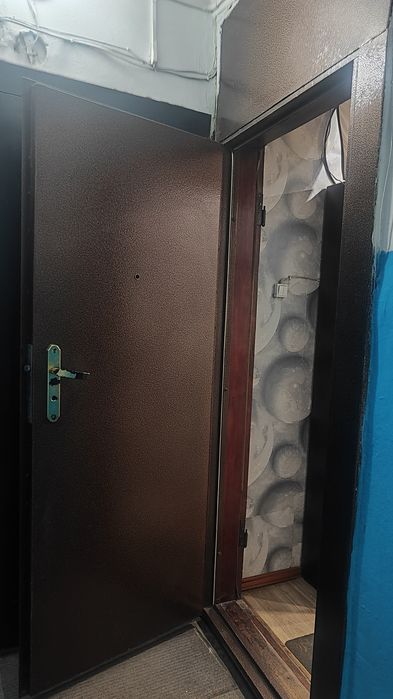 Продам входную дверь