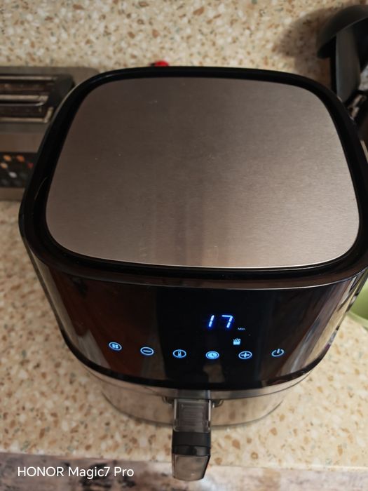 Продавам еърфраер 8 литра