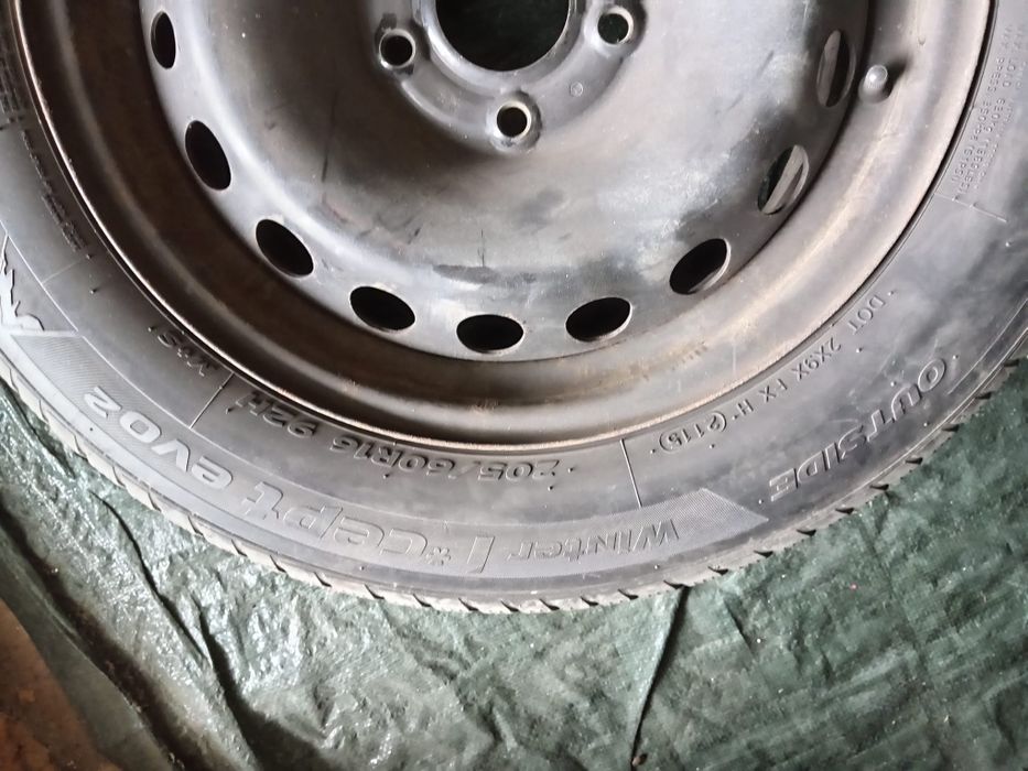Vând anvelope de iarnă cu tot cu jante de tabla pentru Renault.