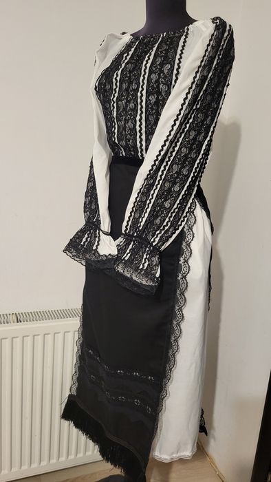 Vând costum popular nou