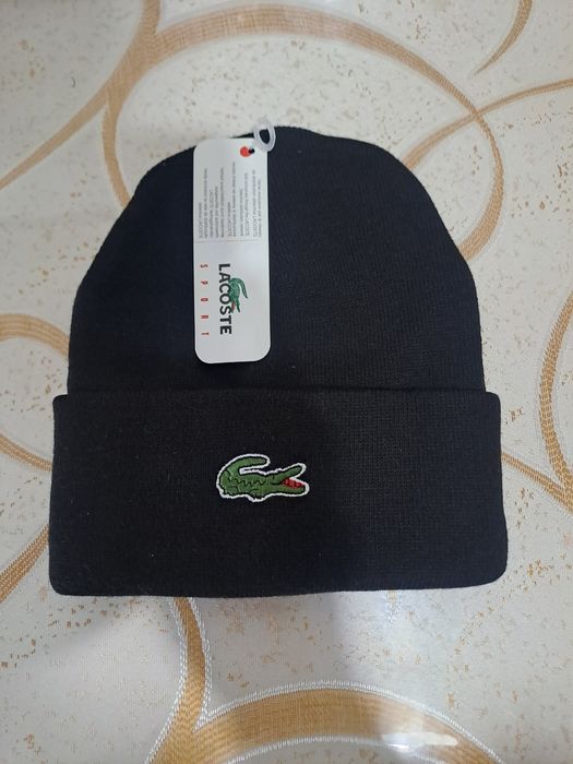 Vând căciula Lacoste nouă originală