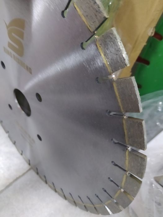 Almazniy disk. Алмазный диск. Диаметрь 400.