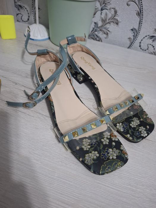 Продам новые босоножки