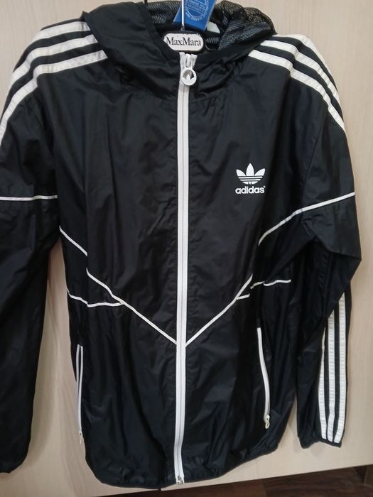 Страхотна ветровка много рядък модел много малко носена м размер