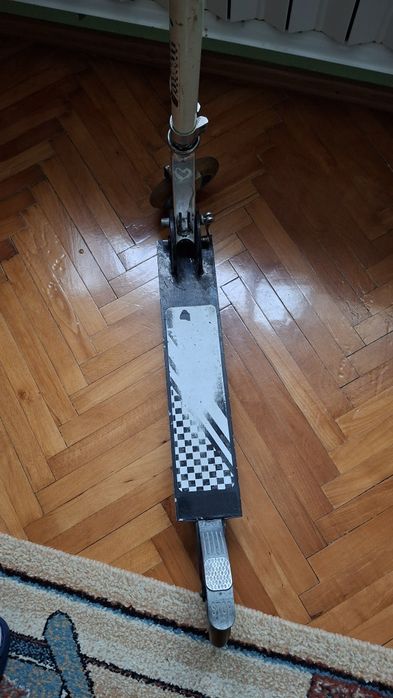 Dezmembrez trotineta pentru copii