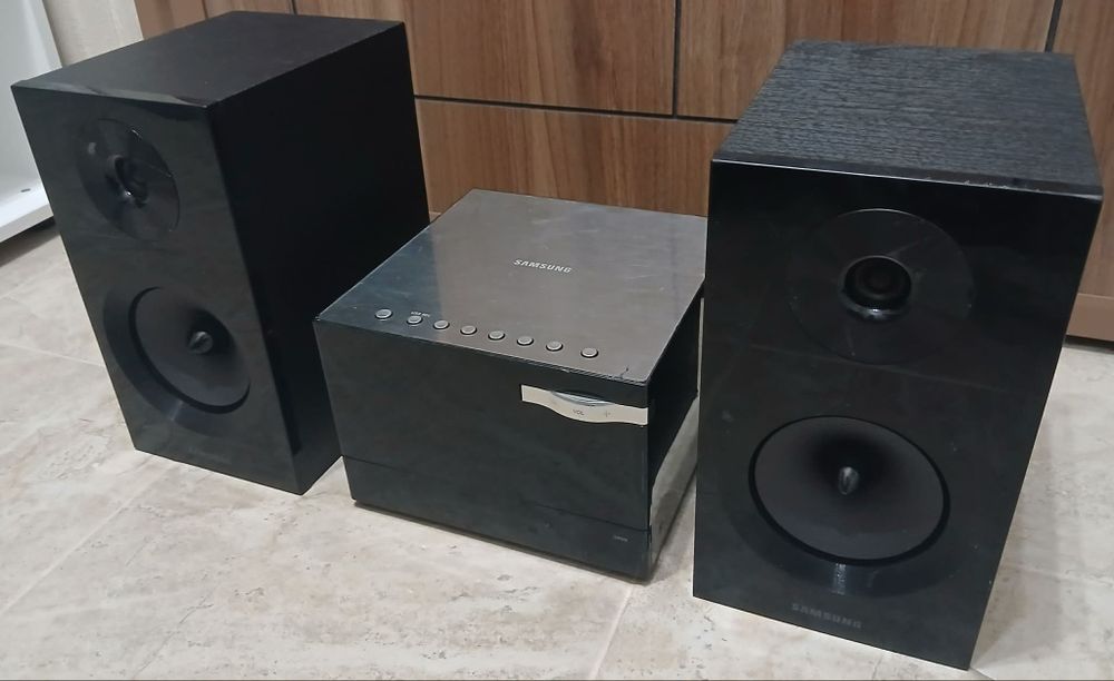 Аудио DVD уредба Samsung USB CD FM Aux с тонколони