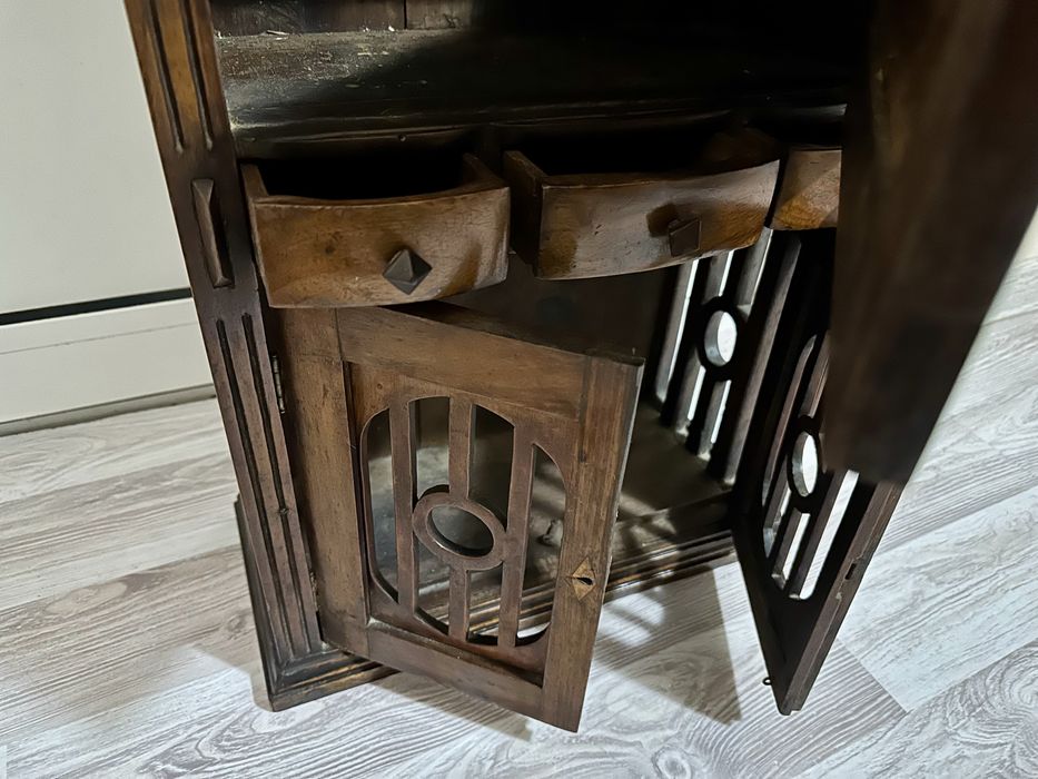 Старинен шкаф орех дърворезба