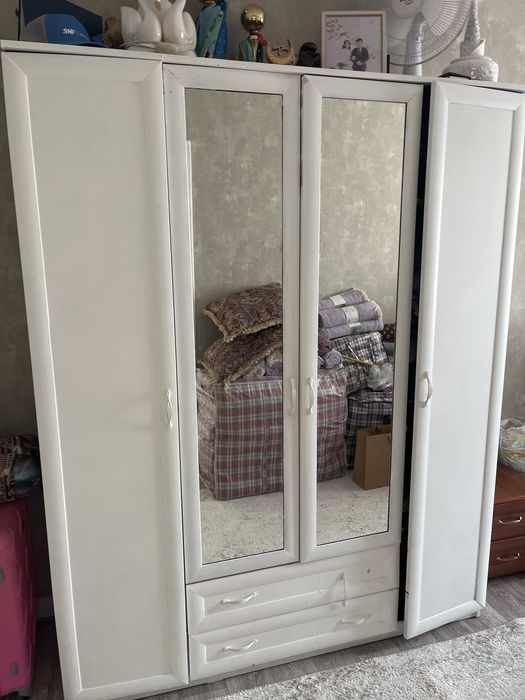 Шкаф, тумбочки.