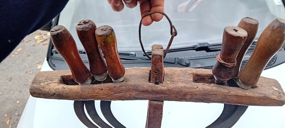 Автентична поставка със сърпове.