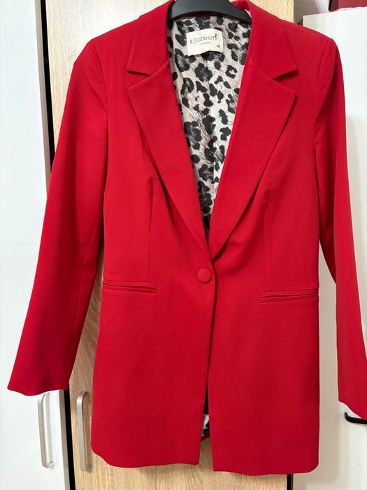 Червено официално сако
