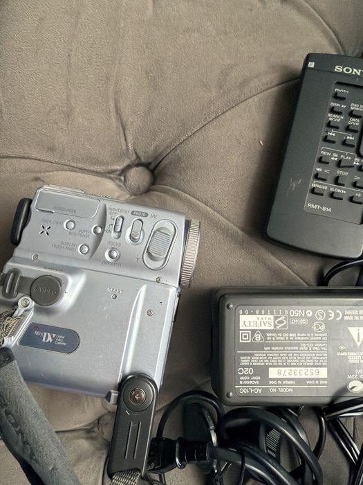 Cameră video Sony Handycam DCR-PC8E MiniDV cu accesorii și geantă