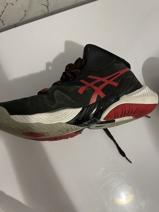 Продаю ASICS за 8000