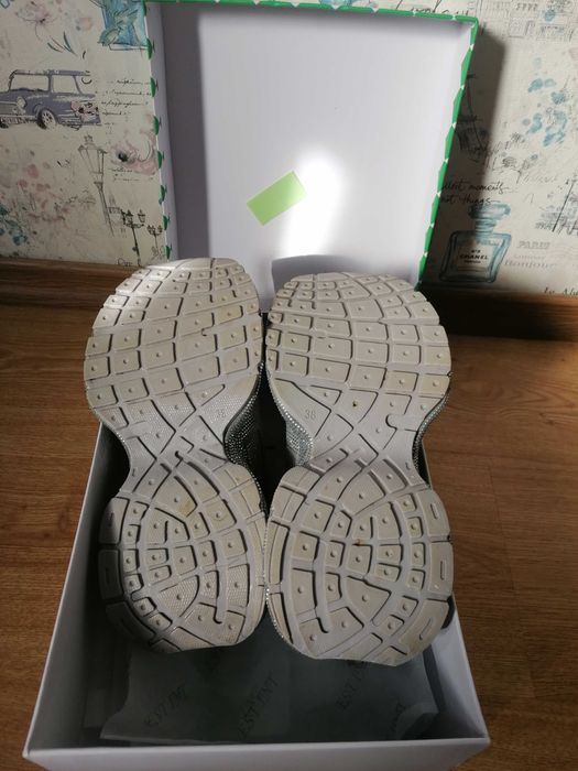 Сникърси с камъчета 38номер,но отговарят на 37!