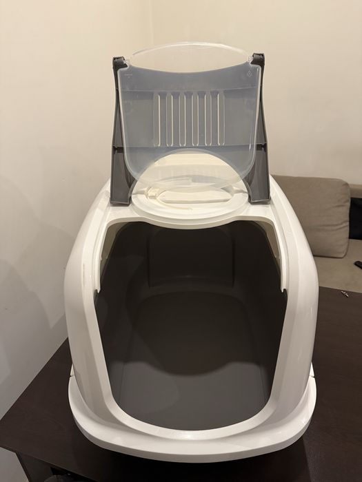Затворена котешка тоалетна