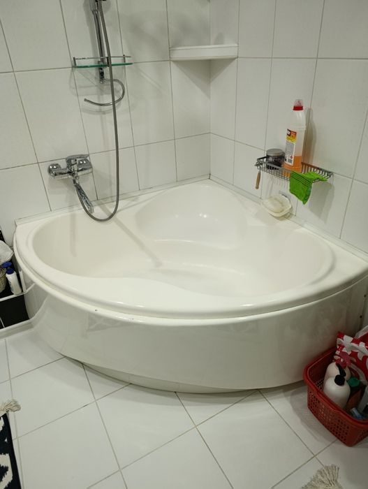 Угловая душевая ванная