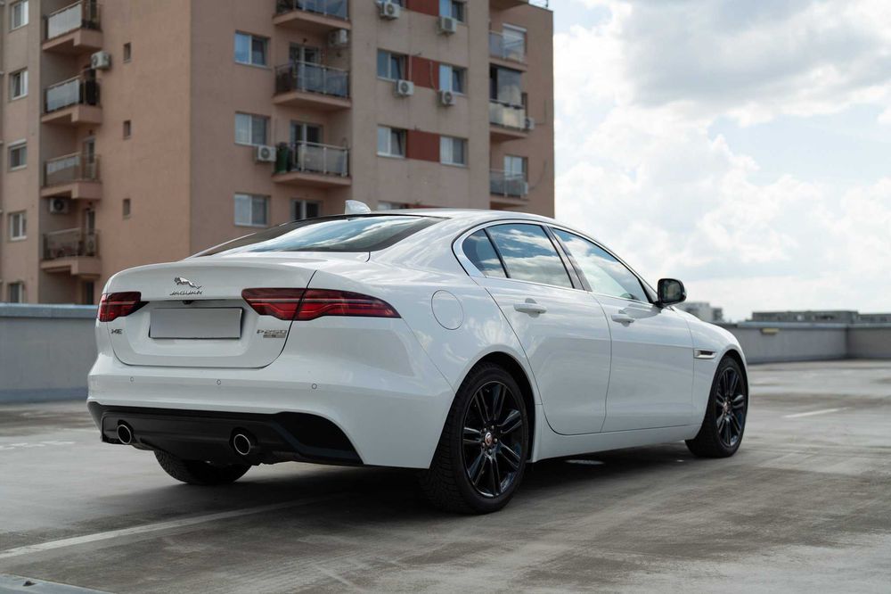 Jaguar XE - Aut - Benzina - 71k km - istoric full - garantie