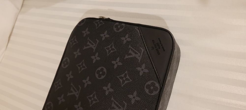 Vând borseta Louis Vuitton