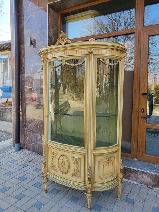 Изключително красива венецианска витрина