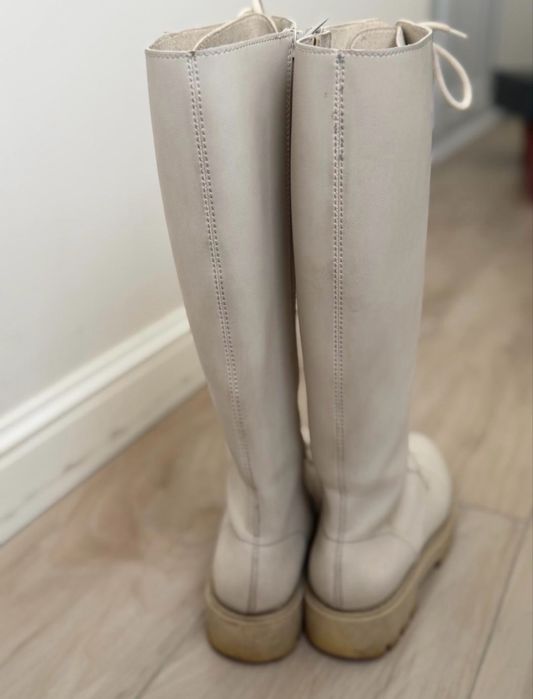 Сапоги белые на шнурках