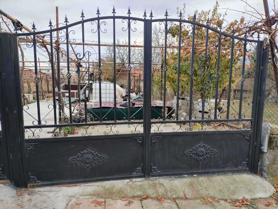 Дворни врати и портали