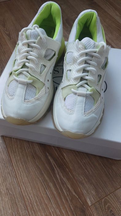 Продават се маратонки Steve Madden