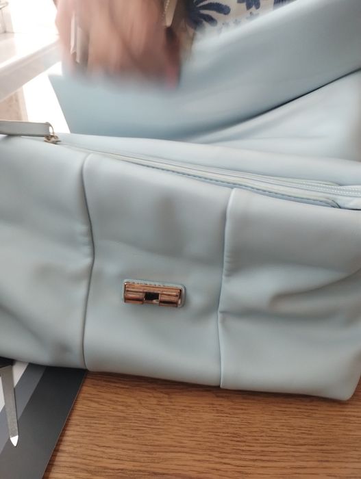 Страхотна чанта в млечно син цвят