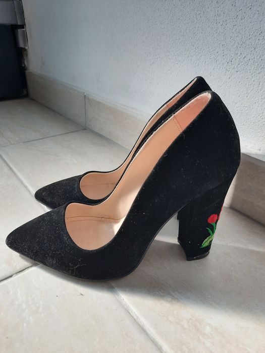 Pantofii stiletto cu broderie pe toc