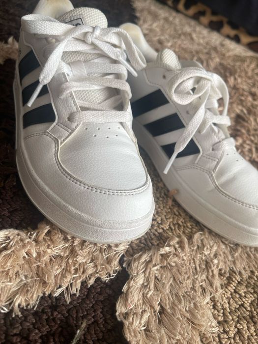 Vând pantofi adidas