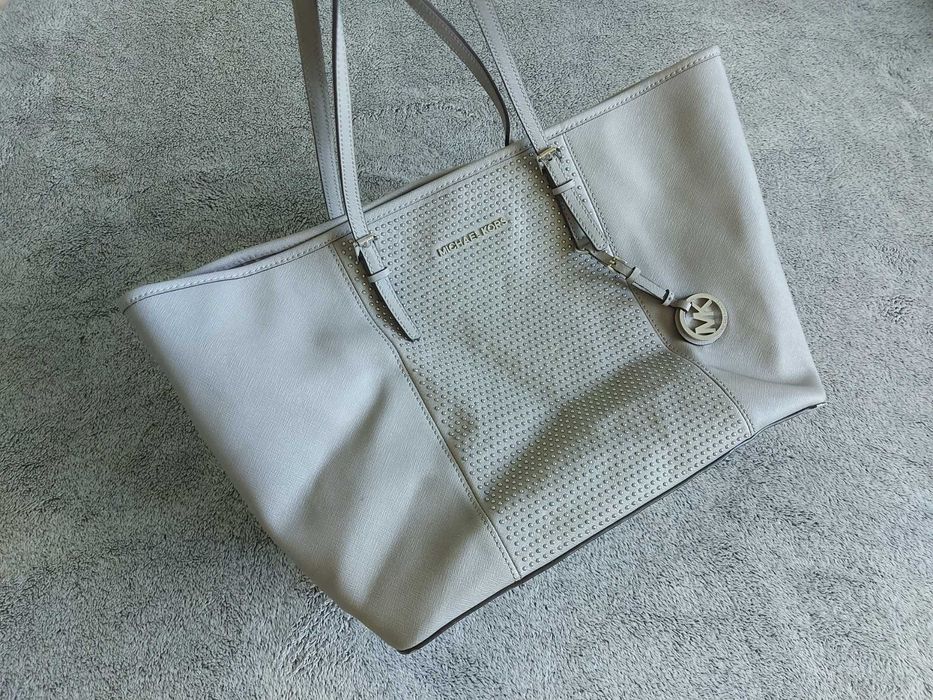 Дамска чанта Michael Kors Jet Set Saffiano Bag със сребристи капси.