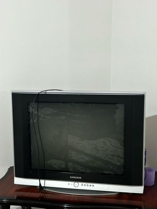 Телевизор вместе подставкой. В хорошом состояние