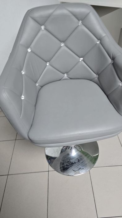 Scaun coafor aproape nou.