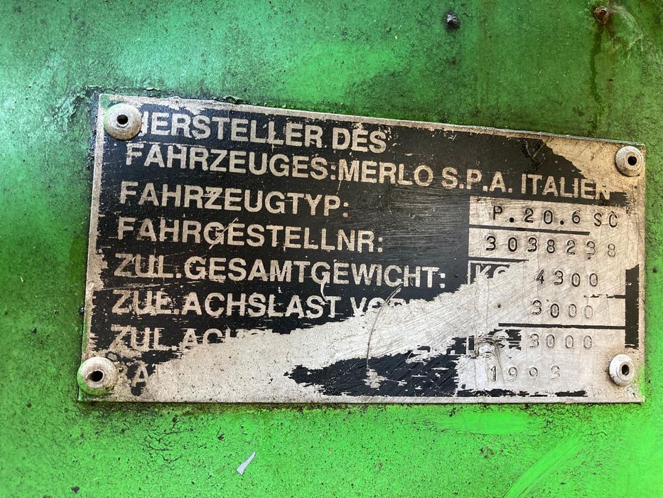Vând încărcător telescopic Merlo P20.6 SC, an de fabricație 1993. Utilajul este complet din punct de vedere structural, dar are nevoie de atenție.