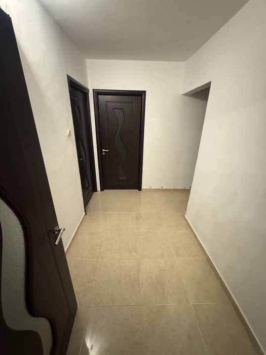 Inchiriez apartament nemobilat 4 camere parter Obcini