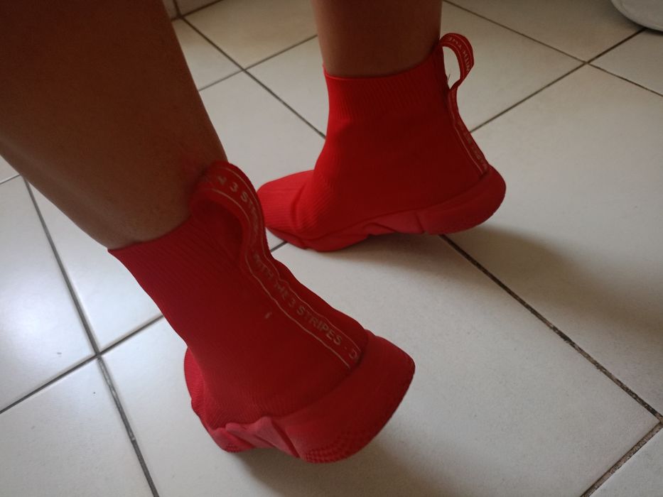 Vând ghete sport marca sport cu 3 dungi,că și traducere, produs de cal